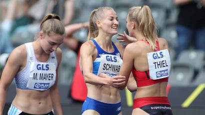 Bild: Ralf Görlitz
Corinna Schwab (Mitte) hatte schon am Samstag im Vorlauf persönliche Bestzeit über die 400 Meter erzielt. Am Sonntag holte sie dann souverän den deutschen Meistertitel über die Stadionrunde.