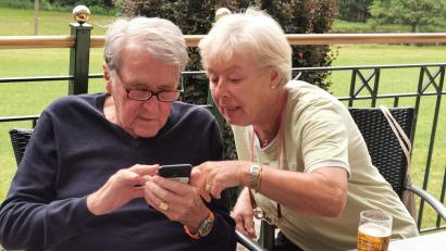 Bild: Portner
Der US-Amerikaner Johann Huber (90) sucht mit seiner Gattin Sigrid auf der Terrasse der "Hammerschänke" im Handy nach Schriftstücken zu seinen Vorfahren, die in der Greinerschleif bei Oberviechtach lebten.