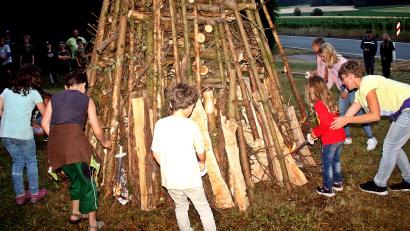 Bild: R. Kreuzer
Die Kolpingjugend zieht mit Fackeln zum Holzstoß. Die Kinder lassen dann unter Aufsicht den Funken überspringen.