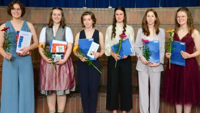 Bild: Kunz
Das sind die besten Abiturientinnen des Elly-Heuss-Gymnasiums in Weiden: (von links) Luisa Zirpel, Rebecca Pollmann, Emilie Kühner, Johanna Hartwig, Franziska Landgraf und Nina Artmann.