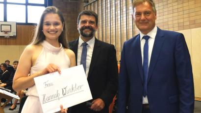 Bild: Hirsch
Die 18-jährige Hannah Winkler aus Wernberg (links) schrieb am Schmeller-Gymnasium Nabburg Geschichte und schaffte im Abitur 887 von 900 möglichen Punkten. Schulleiter Christian Schwab (rechts) und Oberstufenkoordinator Christian Huber (Mitte) gratulierten zu diesem herausragenden Ergebnis.