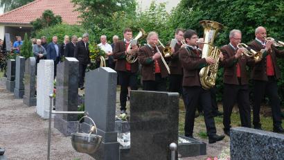 Bild: Hirsch
Die Fensterbacher Blaskapelle führte den Trauerzug zum Grab des verstorbenen Alois Dirrigl an. Zahlreiche Vereinsvertreter folgten mit Kränzen und Blumenschalen.