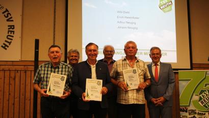 Bild: fks
60 Jahre sind sie schon Mitglied beim TSV Reuth (vorne von links): Arthur Neugirg, Johann Neugirg und Willi Dietz. Es gratulierte (hinten von links) Vorsitzender Peter Schieder, Schirmherr Josef Knott und Landrat Roland Grillmeier.