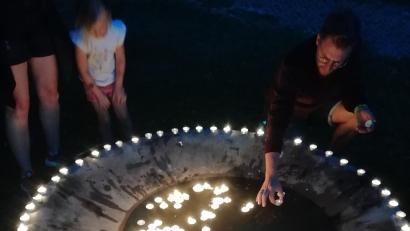 Repro: ds
Eine Feuerschale, innen mit ein wenig Wasser gefüllt, nutzten Kinder und einige Erwachsene, um mit Teelichtern das Feuer zur Feier der Sommersonnenwende zu symbolisieren. .