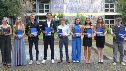 Bild: Kunz
Diese Kepler-Abiturienten haben Top-Noten: (von links) Lisa Duschner, Isabella Stich, Gabriel Babo, Max Kellner, Nicolas Heil, Eva-Maria Melchner, Aurelia Bodenmeier, Corinna Dobmeier und Tom Graf.