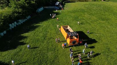 Bild: gri
Das Lied "Wo der Wildbach rauscht" spielten die Musikanten, als der "trojanische Laster" zu seinem Standort gezogen wurde.