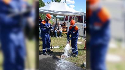 Bild: kki
Wasser marsch! Jonas Lehner und Luca Vicenzotto haben den Unterflurhydranten richtig gesetzt.