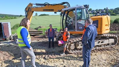 Bild: Thomas Graml, Stadt Amberg/exb 
Die Mitarbeiter der Firma Englhard, Patrick Strachotta ,Tobias Pröls und Enrico Schmalzbauer mit OB Michael Cerny (rechts) und Tiefbauamts-Mitarbeiter Markus Herrmann (verdeckt 2. von rechts).