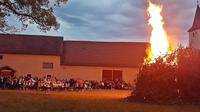 Bild: R. Kreuzer
Auch ohne große Ankündigung waren rund 200 Besucher gekommen: Das Johannisfeuer des OWV Rothenstadt war ein voller Erfolg.