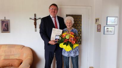Bild: Stefanie Gradl
Bürgermeister Hans-Martin Schertl gratuliert der rüstigen Jubilarin Aurelia Rochelt zum 90. Geburtstag.