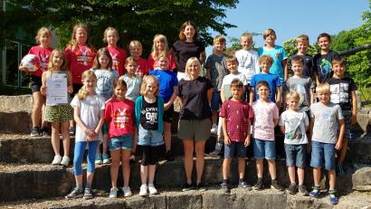 Bild: Grundschule Auerbach/exb
Diese Spielerinnen und Spieler liefen für die Dr.-Heinrich-Stromer-Grundschule bei den Landkreismeisterschaften auf.