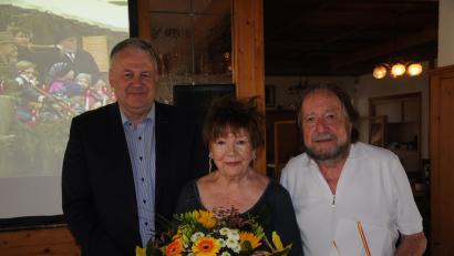 Bild: ige
Landrat Richard Reisinger (links) überreichte Heidemarie und Wolfgang Sander ein Geschenk für das Vierteljahrhundert Organisationsmühen um die klösterliche Weihnacht.