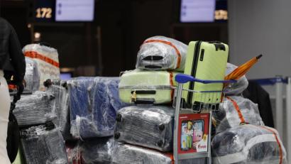 Bild: Thomas Banneyer/dpa
Koffer stapeln sich in der Flughafen-Halle: So sieht ganz häufig der Urlaubsbeginn aus. Derzeit gibt es aber Probleme bei der Abfertigung, weil zu wenig Personal vorhanden ist.