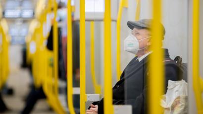 Symbolbild: Christoph Soeder
Ein Mann sitzt mit FFP2-Maske in der U-Bahn. In Bayern reicht demnächst das Tragen einer medizinischen Maske.