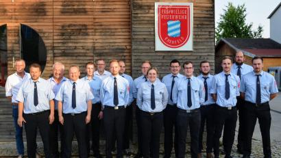 Bild: fdl
Einige Aktive der Feuerwehr Ehenfeld erhalten Leistungsabzeichen. Ihnen gratulieren (von links): Bürgermeister Hermann Falk, Kommandant Christian Lenk, Kreisbrandrat Fredi Weiß und Vorsitzender Berthold Maier sowie Kreisbrandinspektor Martin Schmidt (Sechster von links) und Zweiter Kommandant und Jugendwart Klaus Schlosser (Zweiter von rechts).