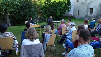 Bild: hm
Kurt F. Stangl las im Schlosshofgarten aus seinem Roman "Gott war dort, aber sie ist schon wieder fort“.