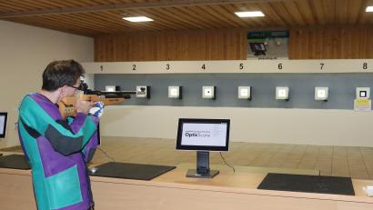 Bild: mrr
Jugendleiter Tom Rybak demonstriert das Schießen auf dem neuen elektronischen Stand.