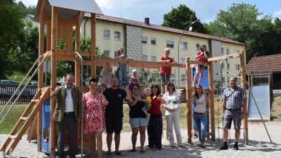 Bild: bnr
Bürgermeister Frank Zeitler (links) und die Familienbeauftragte Ines Renner (Zweite von links) freuen sich über die gelungene Umgestaltung des Spielplatzes am Jägerring. Auch die Eltern und Kinder sind voll des Lobes.
