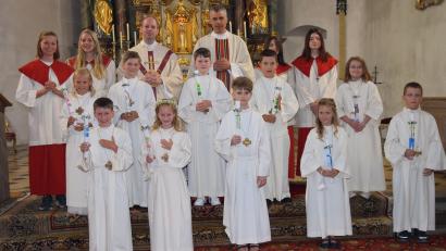 Bild: bö
Zehn Kinder aus der Pfarreiengemeinschaft im Lauterachtal (Hohenburg, Allersburg, Adertshausen) empfangen in Hohenburg zum ersten Mal die Kommunion. Den Gottesdienst zelebrieren Pfarrer Hans-Jürgen Zeitler (hinten links) und Pfarrer Michael Alberter (rechts daneben).