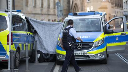 Bild: Thomas Banneyer/dpa
Die Polizei hat den Bereich vor dem Bonner Landgericht abgesperrt. Vor dem Bonner Landgericht ist ein abgetrennter menschlicher Kopf abgelegt worden. Passanten hätten die Polizei am frühen Dienstagabend alarmiert, dass im Eingangsbereich des Gerichts ein Körperteil sei, sagte ein Polizei-Sprecher am Abend in Bonn.