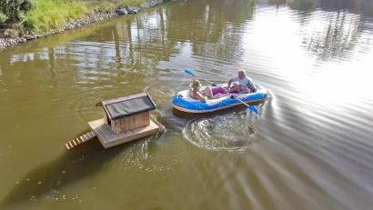 Bild: fpoz
Per Boot wurde das neue Entenhaus zum „Ankerplatz“ geschleppt.