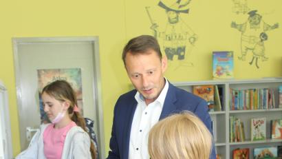 Bild: Katja Zukanow/exb
Oberbürgermeister Jens Meyer erkundet mit den Schülern die Bücherauswahl .