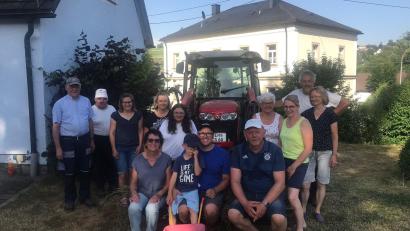 Bild: soj
Das Bild zeigt die Helferinnen und Helfer bei der Säuberungsaktion im Pfarrhof.