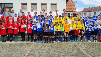 Bild: khg
Die vier erstplatzierten Jungen-Mannschaften nach der Grundschul-Landkreismeisterschaft auf dem Sportgelände des FV Vilseck (von links): 1. Vilseck. 2. Hahnbach, 3. Dreifaltigkeits-Grundschule Amberg und 4. Ursensollen mit ihren Betreuern, den Schiedsrichtern, Organisator Karl Heinz Grollmisch und Vilsecks Bürgermeister Hans-Martin Schertl.