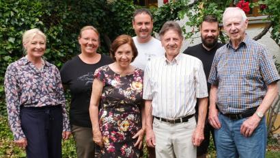 Bild: mab
Zweite Bürgermeisterin Gabi Wittleben, Schwiegertochter Kerstin, Ehefrau Margret, die Söhne Fabian und Phillipp sowie Sportfreund Franz Weiß (von links) gratulierten Konrad Mauderer (Dritter von rechts) zum Runden.