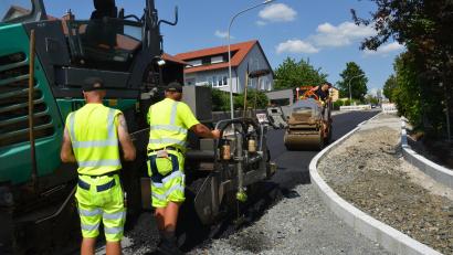 Bild: dob
Die Straßenbauer der Firma Huber aus Rötz arbeiten bei 30 Grad Celsius mit der rund 180 Grad heißen Masse. Allerdings fließt der Schweiß in Strömen bei den Männern.