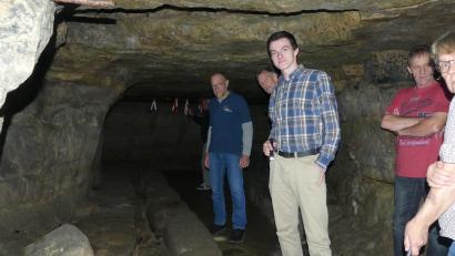Bild: rn
Mit den "Reiseführern" (stehend von links: Thomas Riedl, Karl Lorenz) erkunden zahlreiche Interessierte die Felsenkeller.