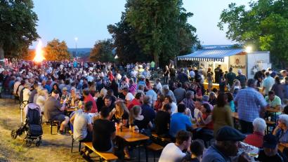 Bild: mab/exb
Bis auf den letzten Platz besetzt waren die Bänke beim Johannisfeuer auf dem Miesberg. In lauschiger Sommernacht bei Blasmusikklängen und bester Verpflegung ließ es sich bestens feiern.