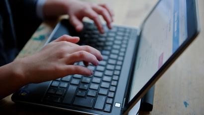 Bild: Nicolas Armer/dpa
Ein junges Mädchen sitzt an einem Laptop. Gerade Jugendliche und junge Erwachsene sind immer mehr von digitaler Gewalt betroffen.