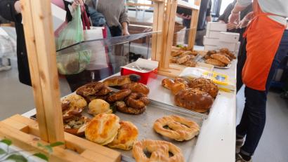 Bild: Nicolas Armer/dpa
Backwaren liegen in einer Bäckerei. In Oberbayern rastete ein Kunde aus, weil er die gewünschten Semmeln nicht bekam.