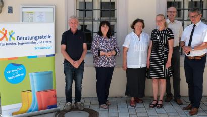 Bild: Hirsch
German Grützner, Birgit Höcherl, Marianne Deml, Claudia Hösamer, Franz Klarner und Martin Birner (von links) eröffneten am Montag die neue Erziehungsberatungsstelle in der Frohnfeste in Neunburg vorm Wald.