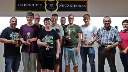 Bild: R. Kreuzer
Die Gewinner des Pokalschießens (von links nach rechts): Andreas Weidner, Julian Jaschina, Jochen Lenkeit (hinten), Ben-Luca Weidner, Thomas Lenkeit (halb verdeckt), Stefan Poß (hinten), Dominik Weidner, Nico Sperrer, Albert Riedl und Christine Poß.