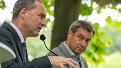 Bild: Stefan Puchner
Genau im Blick: Ministerpräsident Markus Söder (CSU, rechts) hört Wirtschaftsminister Hubert Aiwanger (Freie Wähler) bei der Pressekonferenz der Staatsregierung zum Klimaschutz im unteren Hofgarten an der Staatskanzlei zu.