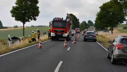 Bild: jr
Ein Auto kam am Dienstagmorgen zwischen Konnersreuth und Mitterteich von der Fahrbahn ab und überschlug sich. Die Fahrerin erlitt leichte Verletzungen und konnte sich selbst aus dem völlig demolierten Wagen befreien.
