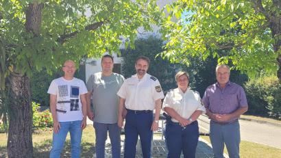 Bild: hou
Der Fensterbacher Verwaltungsleiter Thomas Rambach, Fensterbachs Bürgermeister Christian Ziegler, Erster Hauptkommissar Günther Vierl, Hauptkommissarin Marion Zenger und Schmidgadens Bürgermeister Josef Deichl (von links) waren äußerst zufrieden mit der Sicherheitslage.