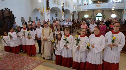Bild: le
Ministranten mit Rosen, Pfarrgemeinderat und Kirchenpfleger gratulieren Pfarrer Max Früchtl, der vor genau 40 Jahren, am 26. Juni 1982 im Regensburger Dom durch Bischof Rudolf Graber zum Priester geweiht wurde.