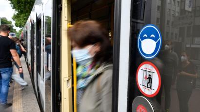 Symbolbild: Roberto Pfeil/dpa
In Bayerns Bussen und Bahnen genügt künftig eine OP-Maske, um die Maskenpflicht zu erfüllen.