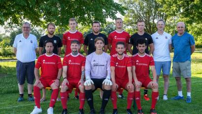 Bild: Wildenauer
Die SpVgg Vohenstrauß stellte ihre Neuzugänge vor: (vorne von links): Hasanin Al-Zurfee, Tim Andörfer, Max Kellner, Phillip Frank, Mohammed Daoud; (hinten von links): 3. Vorstand Rainer Gebert, Michael Singer, Klaus Frischholz, Johannes Rupprecht, Filip Stankovic, Trainer Martin Schuster, Sportlicher Leiter Markus Wildenauer, 2. Vorstand Thomas Groß. Es fehlen: Felix Sollfrank, Kilian Seebauer, Philip Pausch, Tomas Rubal.