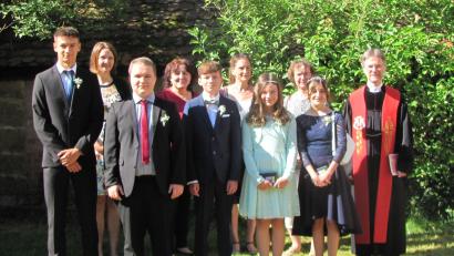 Bild: sei
Zu Friedensstiftern ernannte Pfarrer Andreas Ruhs (rechs) die diesjährigen Konfirmanden der evangelischen Kirchengemeinde.