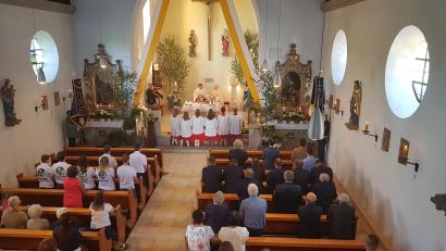 Bild: gi
Pfarrer Udo Klösel hielt zusammen mit Pater Ferdinand den Festgottesdienst zum Patrozinium „Johannes den Täufer“ in der Filialkirche Tröbes.