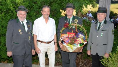 Bild: ker
Zum 80. Geburtstag gratulierte (von links) Schützenmeister Werner Grünthaler dem Jubilar Dieter Kohl in Begleitung von Helmut Sperber und Heinz Faderl.