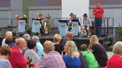 Bild: adj
Mit zünftiger Blasmusik eröffneten die Straßenmusikanten die Serenaden in Altenstadt an der Waldnaab