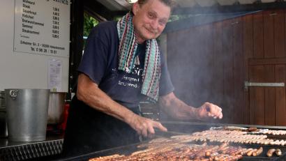 Bild: Stephan Huber
25 Jahre lang stand Peter Groher hinter dem Grill der Metzgerei Hirsch. Am Eröffnungstag hatte er nun seinen letzten Arbeitstag.