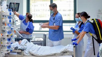 Archivbild: Seitz/exb
Pflegekräfte betreuen einen Intensivpatienten im Krankenhaus St. Barbara Schwandorf.