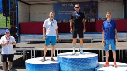 Bild: Roman Kastl/exb
Triathlet Stephan Pollert (Zweiter von rechts) ist Bayerischer Meister in seiner Altersklasse.