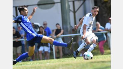 Bild: A. Schwarzmeier
Moritz Zeitler flankt in den Strafraum: Beim 3:1-Testspielsieg zuletzt gegen Quelle Fürth tat sich die SpVgg SV Weiden vor allem im Offensivspiel schwer. Beim Turnier in Röslau will sich der Bayernligist noch besser einspielen.